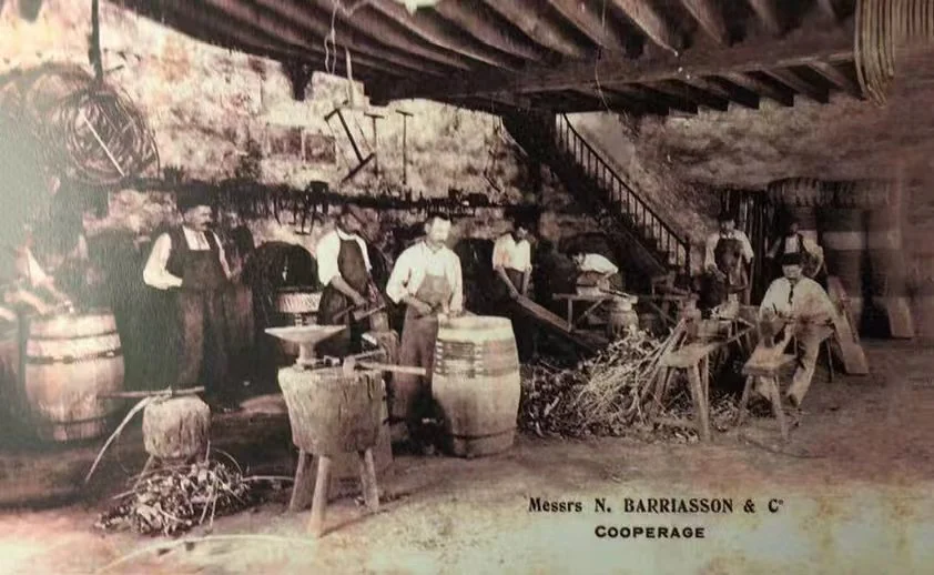 工匠、木料与工具。资料页将这一制桶场景标注为1890年。